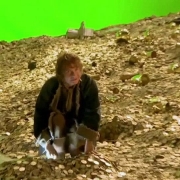 Bilbo, rebuscando en el tesoro de Smaug