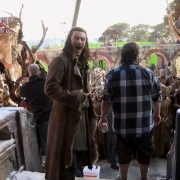 Luke Evans y Peter Jackson en el decorado de Valle