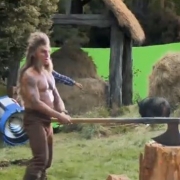 Beorn cortando leña