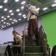 Aidan Turner y Ken Stott en el carro