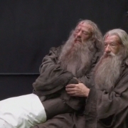 Ian McKellen con el muñeco de Gandalf
