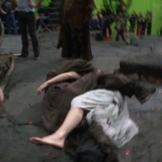 Gandalf y Galadriel se abrazan en el suelo