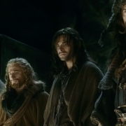 Óin, Fili, Kili y Bofur ven el tesoro de Erebor