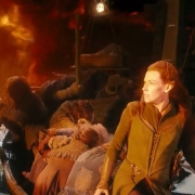 Tauriel protege a los Enanos y a las hijas de Bardo