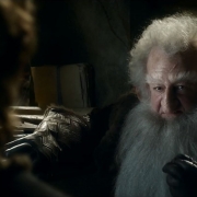 Balin habla con Bilbo al borde de las lágrimas