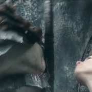 Tauriel esquiva un golpe de Bolgo