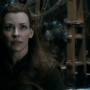 Tauriel y los Enanos huyen de la Ciudad del Lago