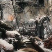 Thranduil contempla a los muertos en Valle