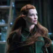 Tauriel con las hijas de Bardo en la Ciudad del Lago