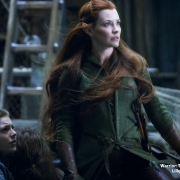Tauriel con las hijas de Bardo y los Enanos en Esgaroth