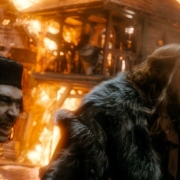 Alfrid y el Gobernador de Esgaroth aterrorizados
