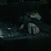 El carcelero de Gandalf se prepara para cortarle la mano