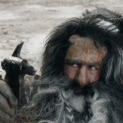 Bifur mira con asco el hacha