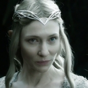 Galadriel se enfrenta al carcelero de Gandalf