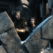 Thorin inquieto en el parapeto de Erebor