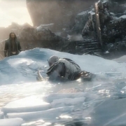 Azog se hunde en el agua helada