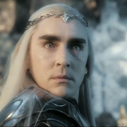 Thranduil ve llegar a los Orcos