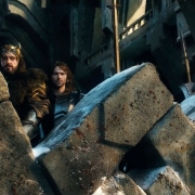 Fili, Thorin, Kili, Bofur y Bifur tras el parapeto