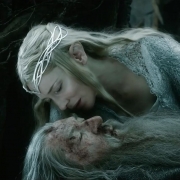 Galadriel se inclina sobre Gandalf