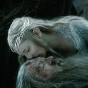Saruman aparece tras Galadriel y Gandalf
