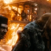 Alfrid y el Gobernador aterrorizados por el ataque de Smaug