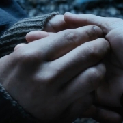 Kili le entrega su talismán a Tauriel