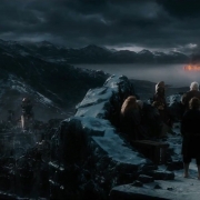 Bilbo y los Enanos son testigos de la destrucción de Esgaroth