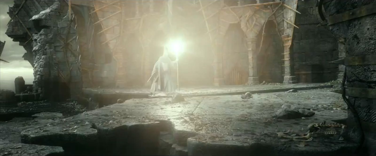 Gandalf en Dol Guldur rompe el Hechizo de Ocultamiento