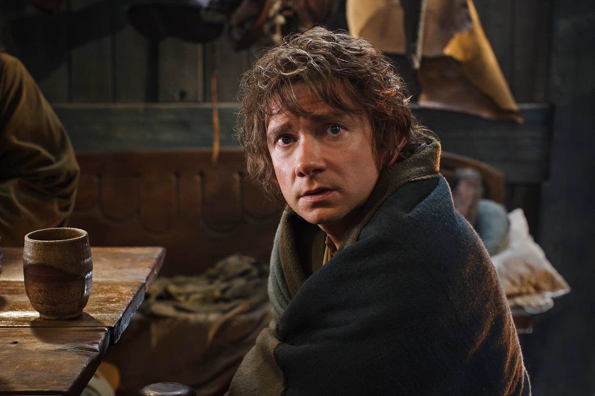 Bilbo entra en calor en una taberna de Esgaroth.