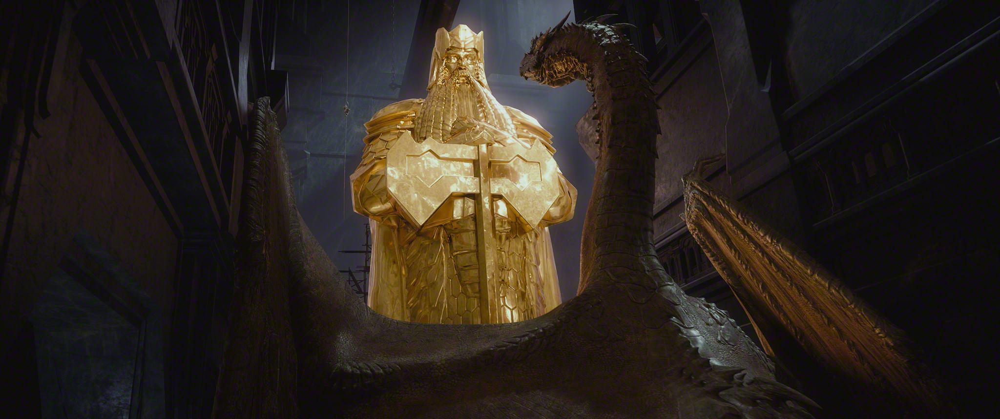 Smaug y la estatua de oro de Thrór
