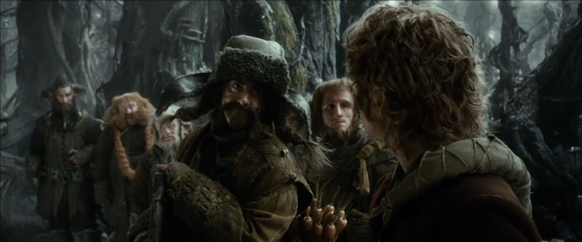 Los Enanos miran a Bilbo