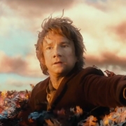 Bilbo subido a lo alto de un árbol