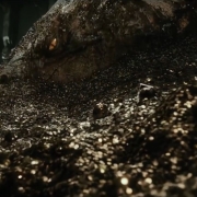 Smaug emerge del tesoro de Erebor