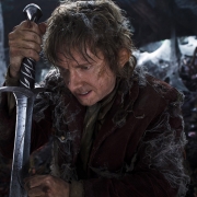 Bilbo empuñando a Dardo en el Bosque Negro