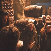Bilbo explica a los Enanos cómo escapar