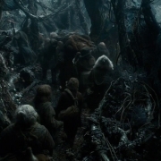 Los Enanos cargan con Bombur a través del Bosque Negro
