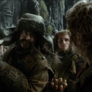 Los Enanos miran a Bilbo