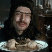 Alfrid le sirve la comida al Gobernador
