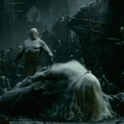 Azog derriba a Gandalf