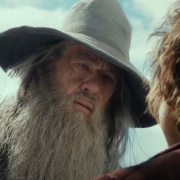 Gandalf escudriña a Bilbo Gandalf escudriña a Bilbo
