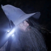Gandalf investiga el interior de las Tumbas de los Nazgul