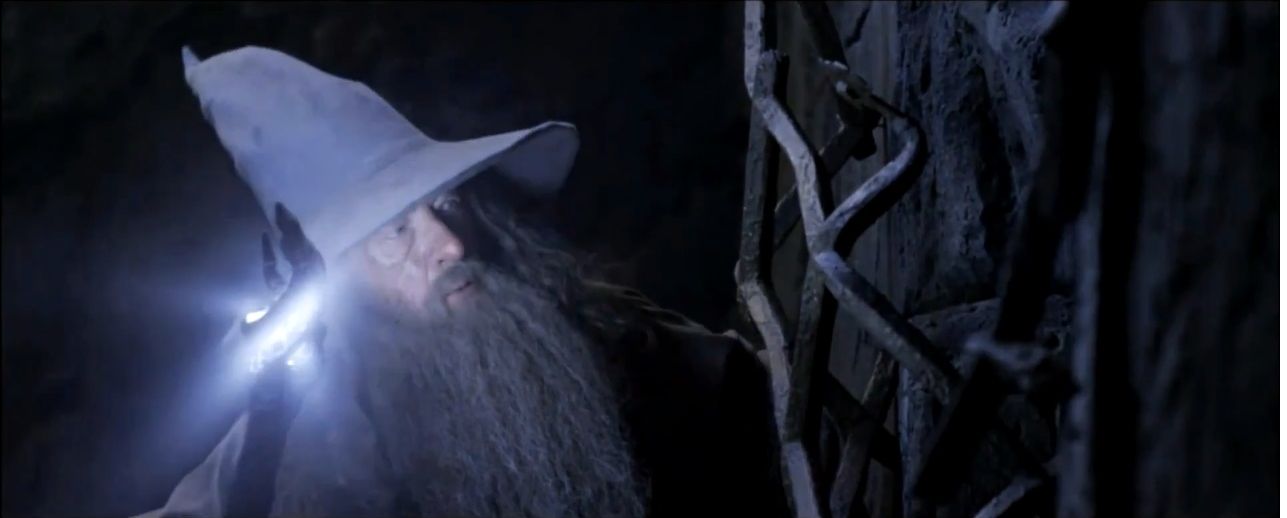 Gandalf investiga el interior de las Tumbas de los Nazgul