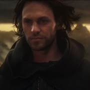 Sauron (Charlie Vickers) se dirige a Mordor 