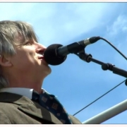 Neil Finn inicia su actuación