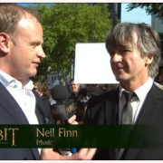 Neil Finn en la alfombra roja