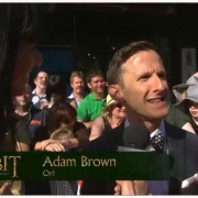 Adam Brown en la alfombra roja