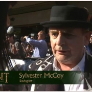 Sylvester McCoy en la alfombra roja