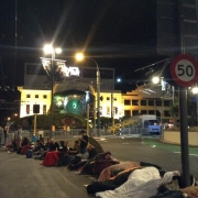 Los neozelandeses acampan para la premiere