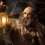 Dwalin alumbra con un farol