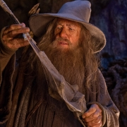 Gandalf examina una espada
